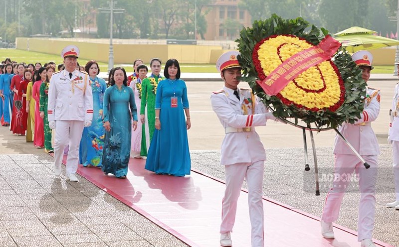 The delegation visited the Mausoleum to pay their respects to President Ho Chi Minh. Photo: Hai Nguyen