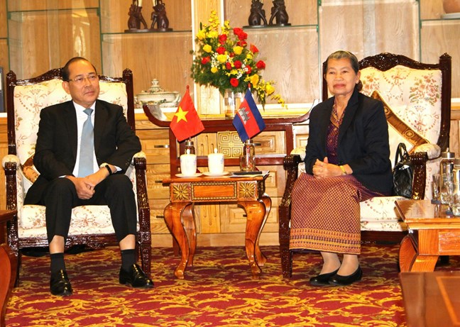 El Vicepresidente del Comite Central del Frente de la Patria de Vietnam Hoang Cong Thuy recibe a la Sra. Men Sam On - Vicepresidenta del Partido Popular de Camboya Presidente del Consejo Nacional del Frente de la Unidad para el Desarrollo de la Patria de Camboya. Foto: Quoc Dinh