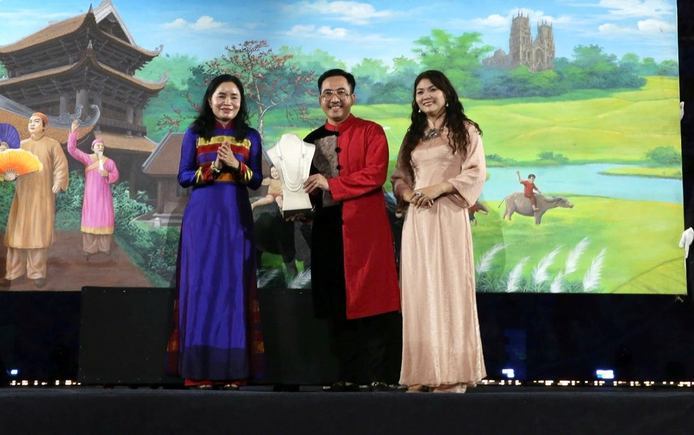 Thu truong Bo VHTTDL Trinh Thi Thuy trao vat pham dau gia cho cac Manh thuong quan da dau gia thanh cong tai Chuong trinh Le hoi Van hoa The gioi tai Ha Noi lan thu nhat