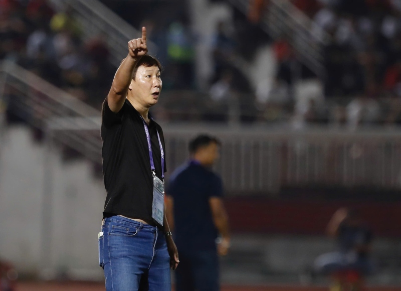 Huan luyen vien Kim Sang-sik co the chua tim duoc bo khung ung y voi nhung chat lieu hien tai. Anh: Thanh Vu