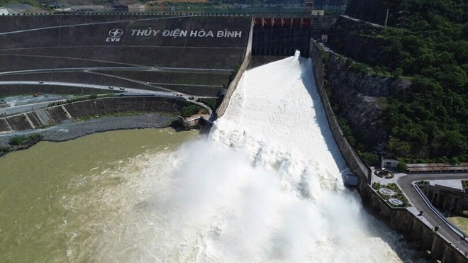 Hoa Binh Hydropower Plant opens a bottom spillway to stabilize downstream flow. Photo: Dang Tinh