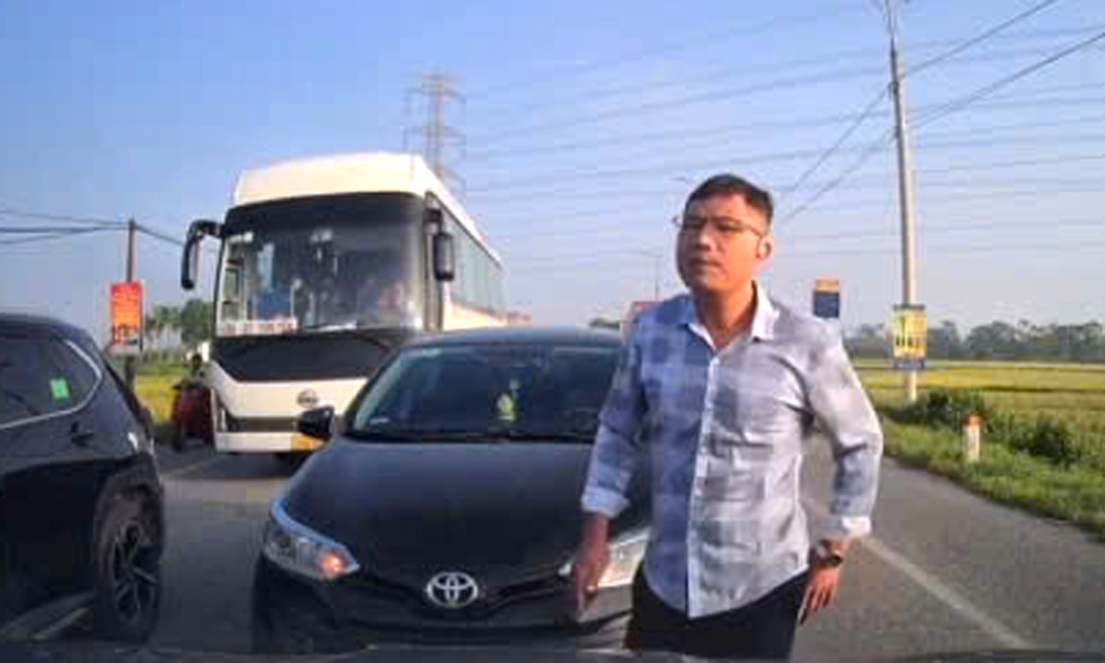 Imagen de un conductor que cruza el carril discutiendo con un conductor que circula en sentido contrario en Bac Ninh. Foto: Policia de Bac Ninh
