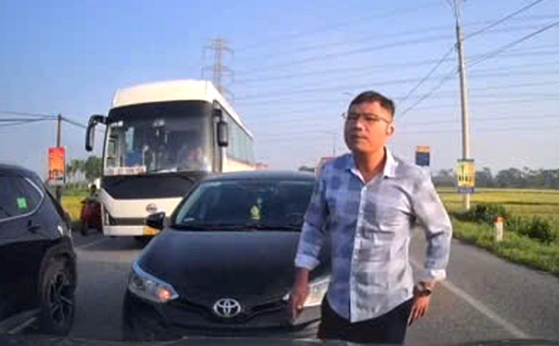 Image of a driver encroaching on a controversial lane with a person going in the wrong direction in Bac Ninh. Photo: Bac Ninh Police