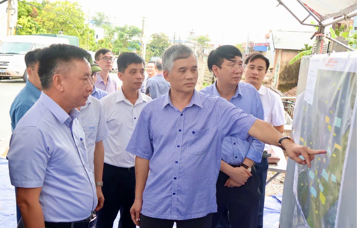 Tran Van Quan 시 인민위원회 부위원장이 396번 지방도 연장 건설 투자 프로젝트(지방도 391번에서 지방도 390번까지 연결 구간) 시행 상황에 대한 보고를 듣고 있습니다. 사진: Cỏng TTDT 하이퐁