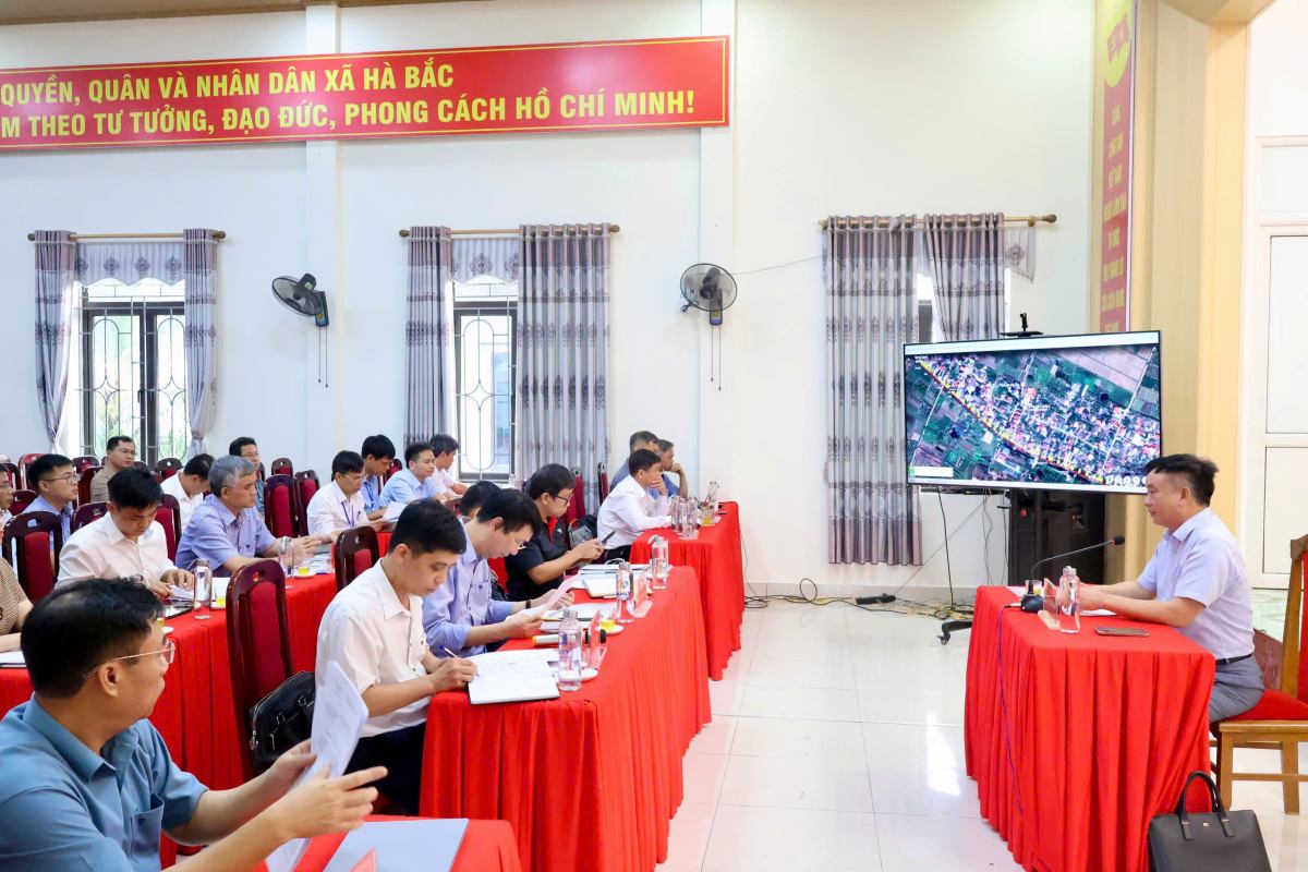 Pho Chu tich UBND thanh pho Tran Van Quan lam viec voi cac xa ve tinh hinh trien khai cac du an dau tu cong. Ảnh: Cong TTDT Hai Phong