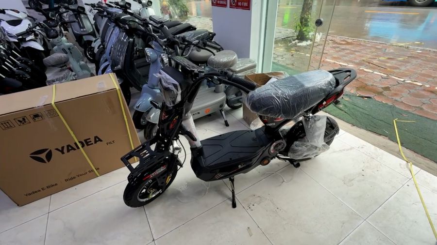 Mau xe dien khong giay to 133 (co in ten thuong hieu “Manh Phat” len than xe) duoc nhan vien cua hang Manh Phat mang tu mot kho gan do den cua hang cho khach xem mau.  Anh: NHOM PV 