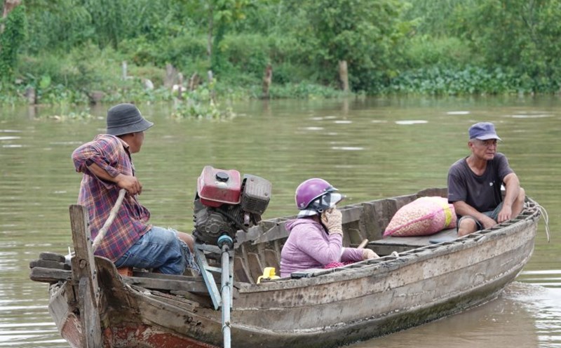 Every day, Mr. Nguyen Van De runs 5-7 ferries. Photo: Ta Quang