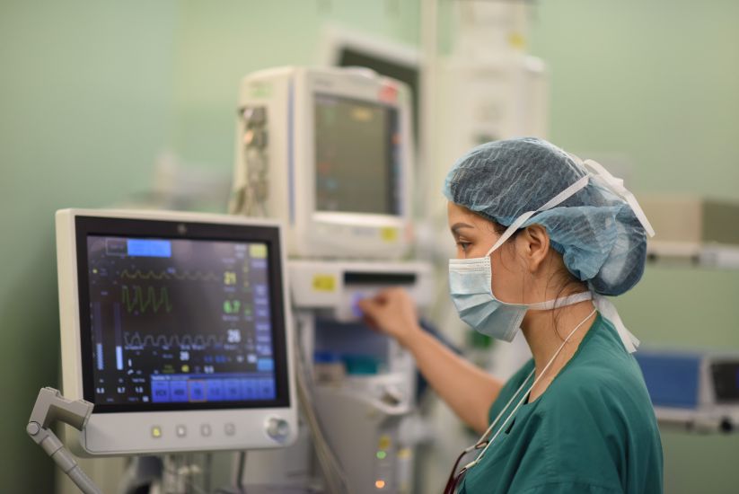 Adjust health allowances according to the new basic salary to increase income for doctors. Photo: Bong Vu