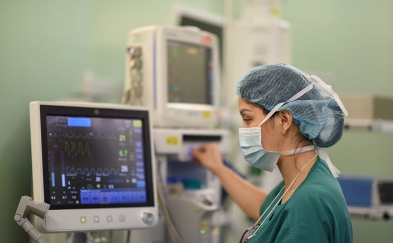 Adjust health allowances according to the new basic salary to increase income for doctors. Photo: Bong Vu