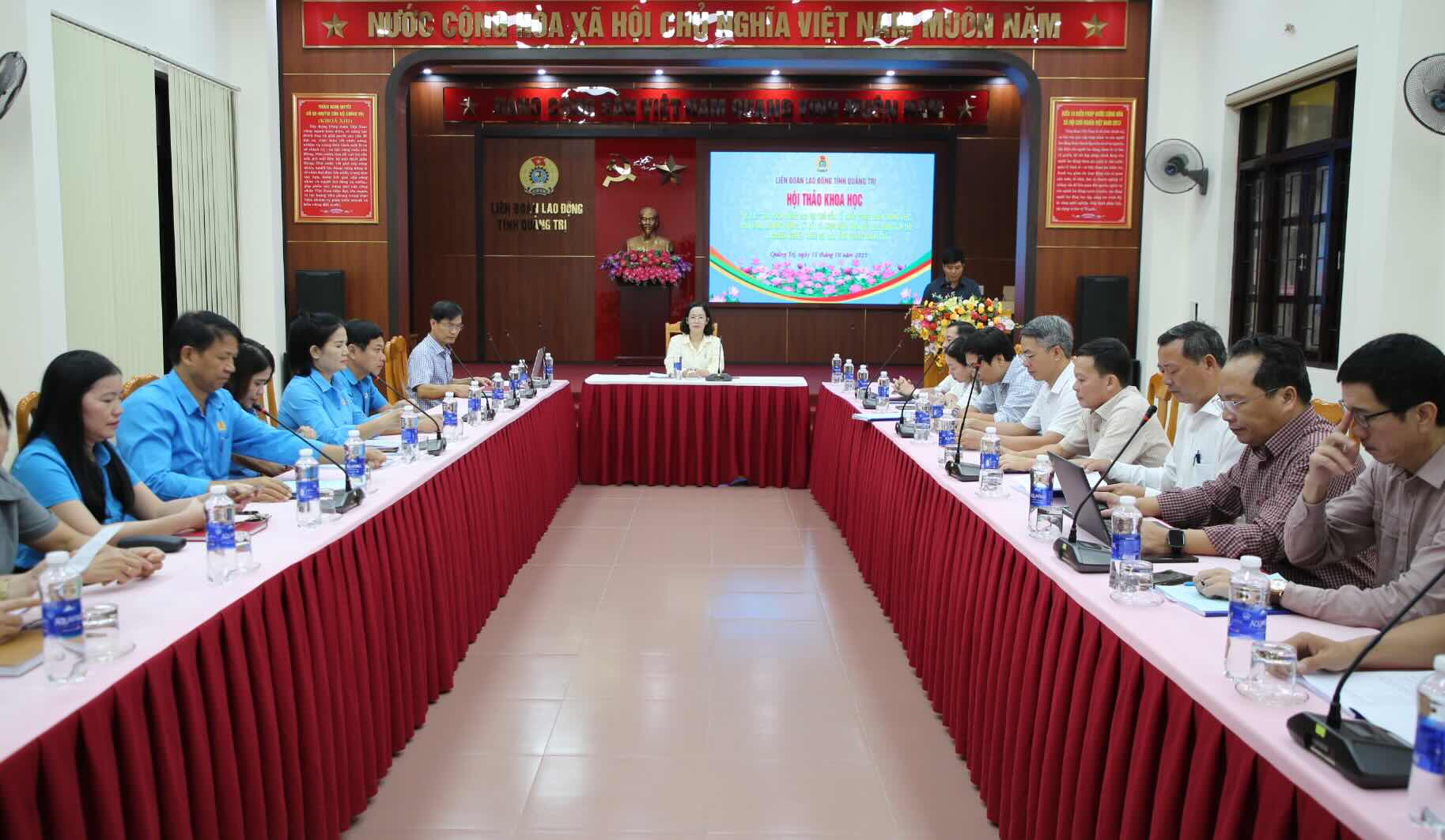 Quang canh hoi thao. Anh: Cong Sang