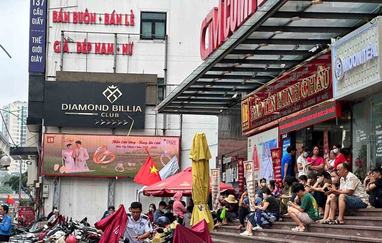 하노이에서 바오틴 민쩌우 매장 앞에서 사람들이 줄을 서면서 금 가격이 계속 상승하고 있습니다. 사진: 하 빈