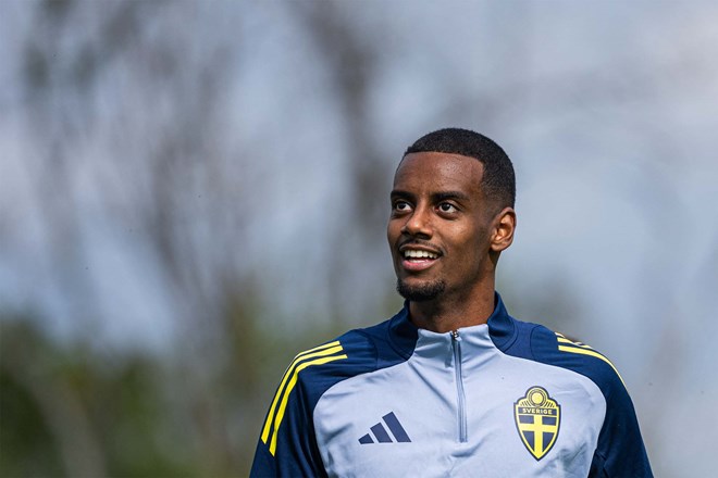 Alexander Isak juega de forma apagada con la camiseta de la seleccion nacional. Foto: AFP