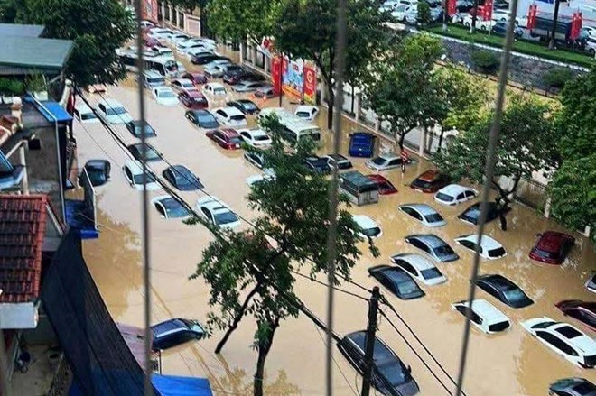 Hang tram oto bi ngap trong nuoc khi de tai khu vuc truoc cong Tinh uy Thai Nguyen. Anh: NDCC.