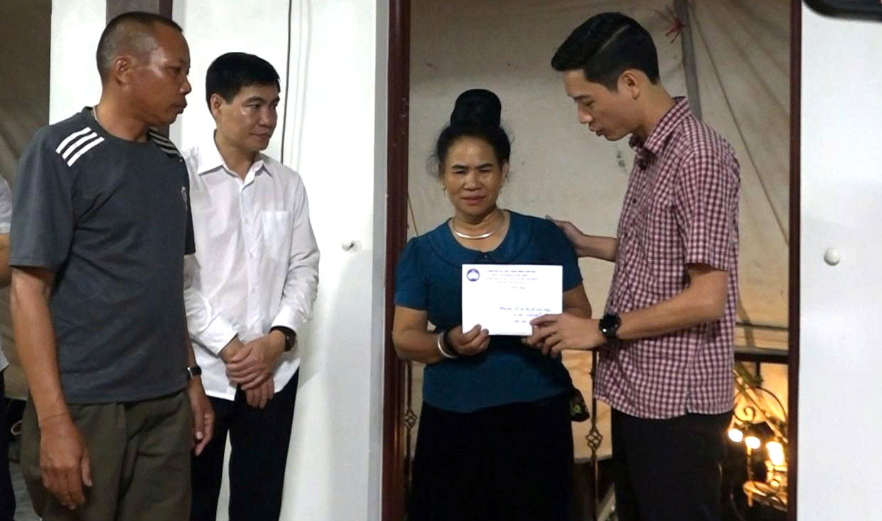 UBMTTQ Tinh Lao Cai trao tien ho tro cho gia dinh co nguoi than bi tai nan giao thong. Anh: Van Duc