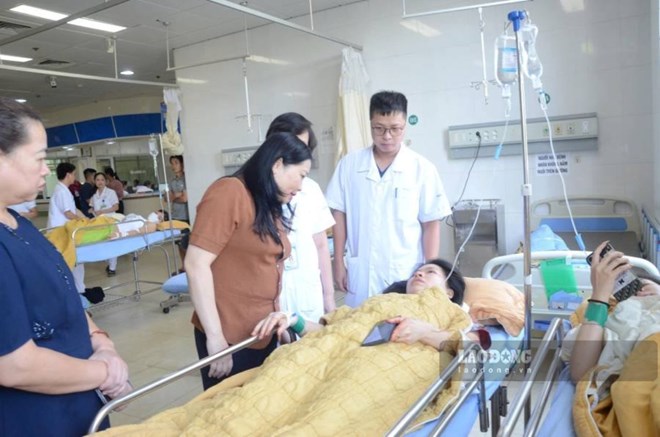 Lanh dao tinh Lao Cai tham hoi cac nan nhan trong vu tai nan tai xa Viet Hong. Anh: Van Duc.