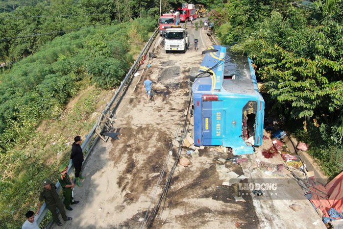 Hien truong vu lat xe khach tren Tinh lo 172 khien nhieu nguoi thuong vong. Anh: Van Duc