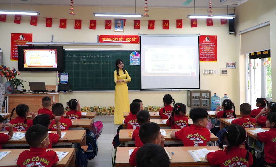 Tu 1.1.2026, khi Luat nha giao co hieu luc, luong cua giao vien se duoc xep cao nhat trong he thong thang bac luong hanh chinh su nghiep. Anh: Van Trang