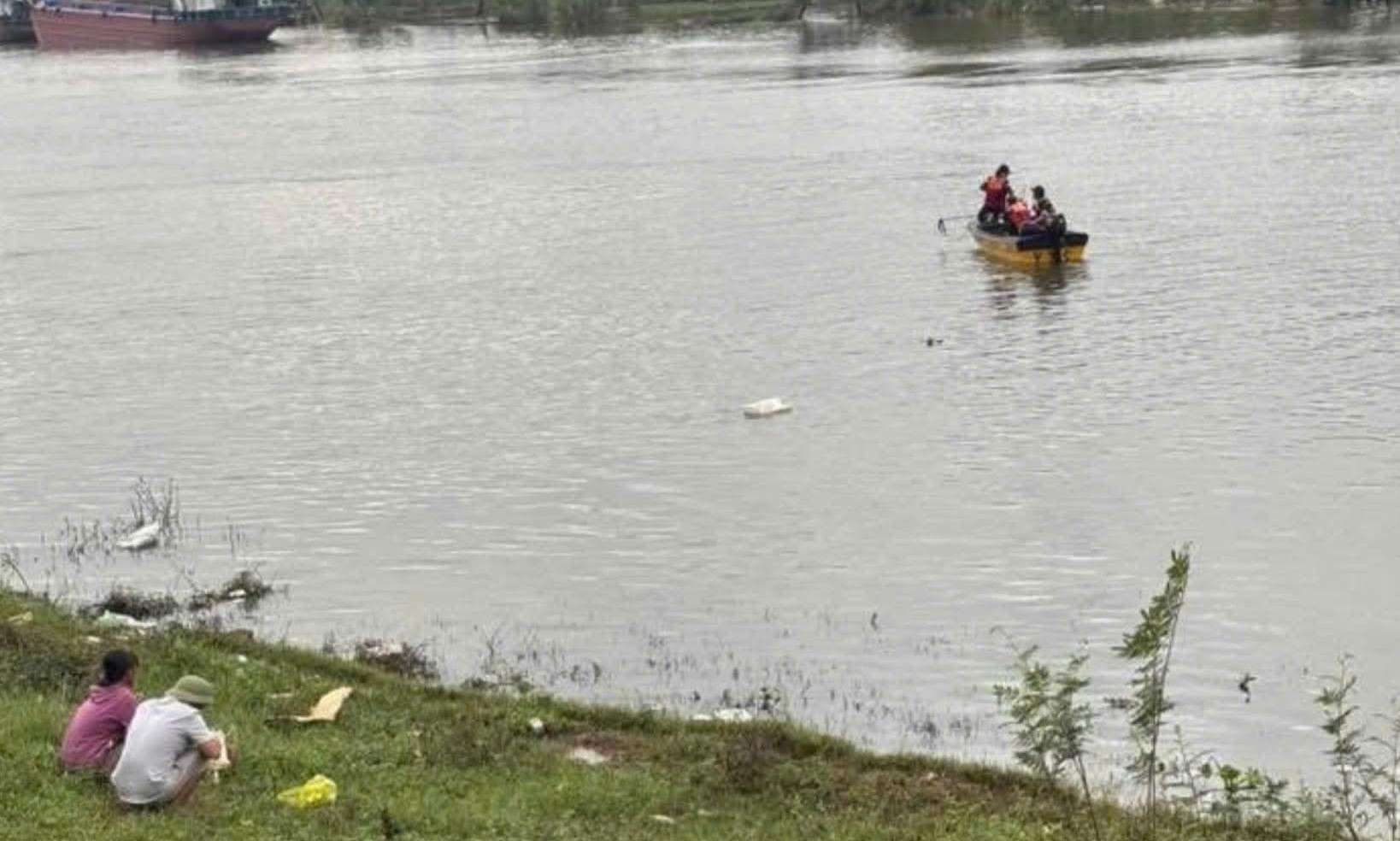 The scene where the body of the man missing was found on the Day River. Photo: Dieu Anh
