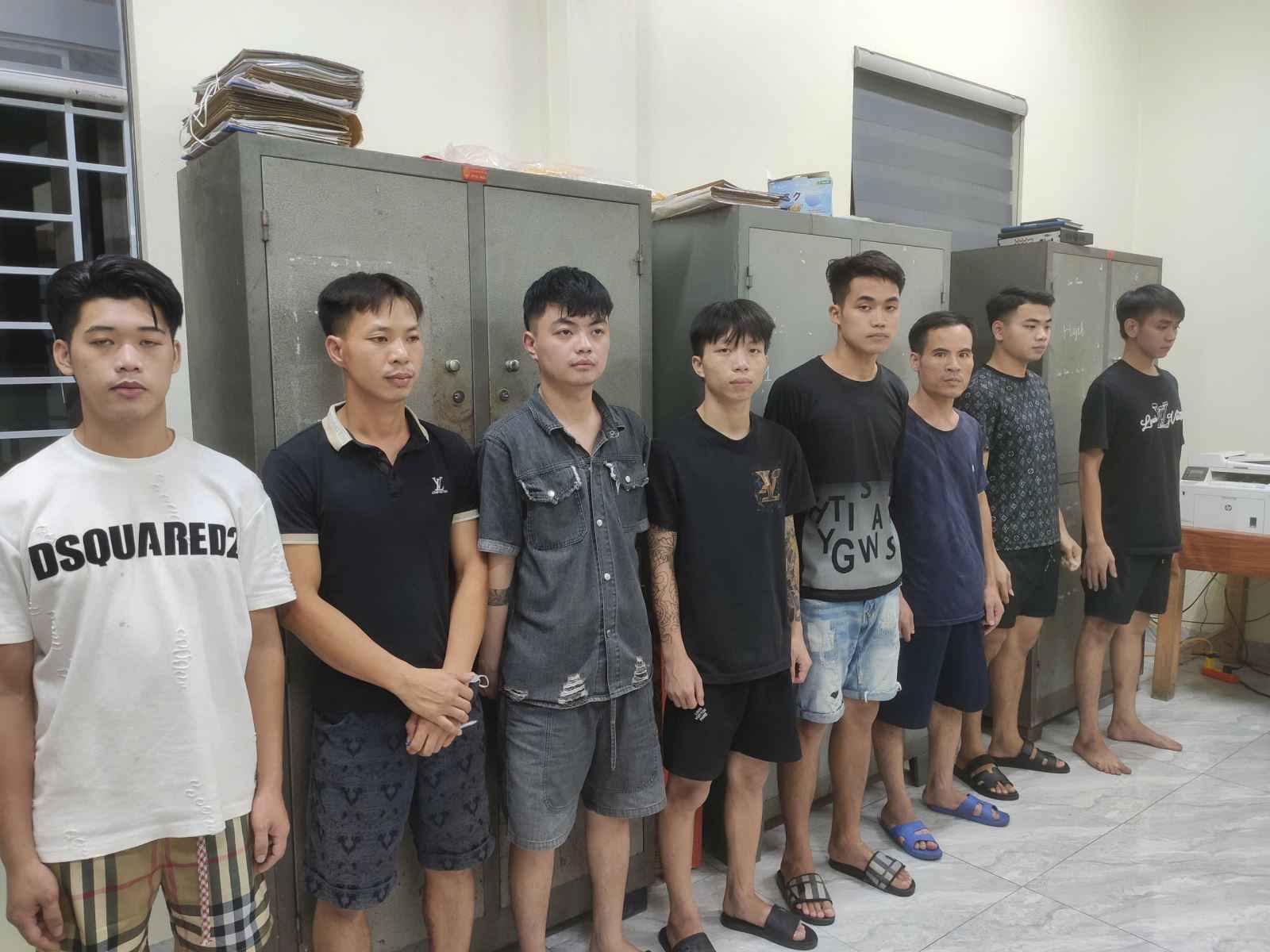 Cac doi tuong tai co quan Cong an xa Khoai Chau sau khi bi phat hien su dung trai phep chat ma tuy. Anh: Cong an Hung Yen