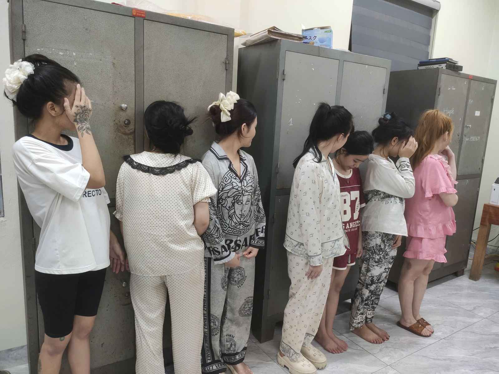 Los sujetos en la comisaria. Foto: Policia de Hung Yen