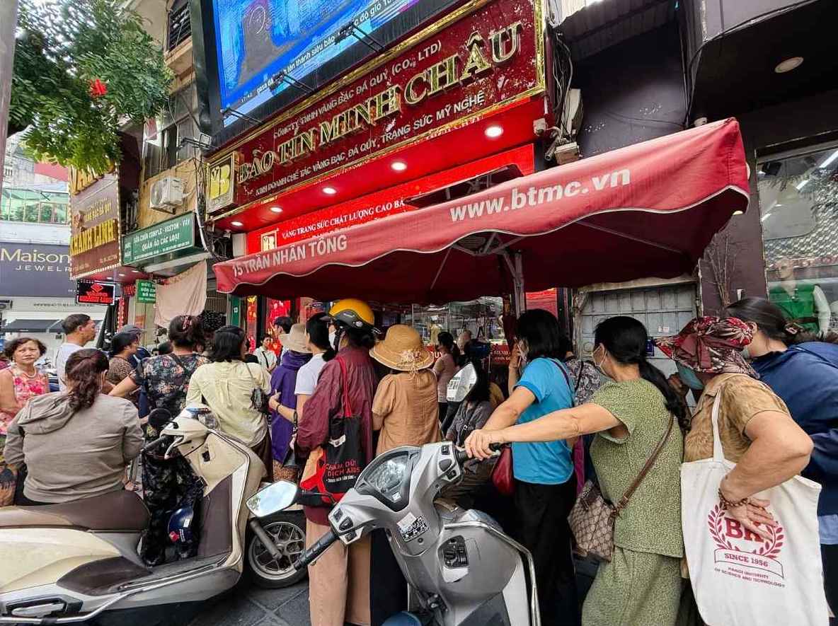 Ngay 15.10, nhieu tiem vang tam ngung ban ra, nguoi dan van xep hang dai cho mua. Anh: Phuong Anh