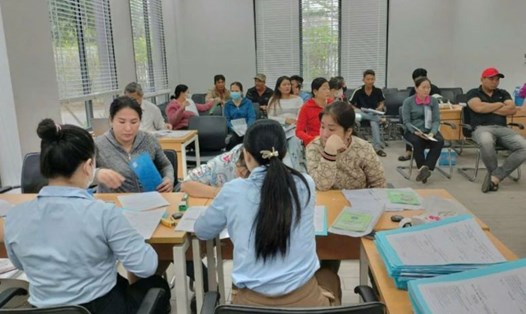 Công nhân Công ty Vinh Thông ủy quyền cho cán bộ công đoàn khởi kiện công ty do bị nợ lương, chậm đóng BHXH. Ảnh: Nam Dương