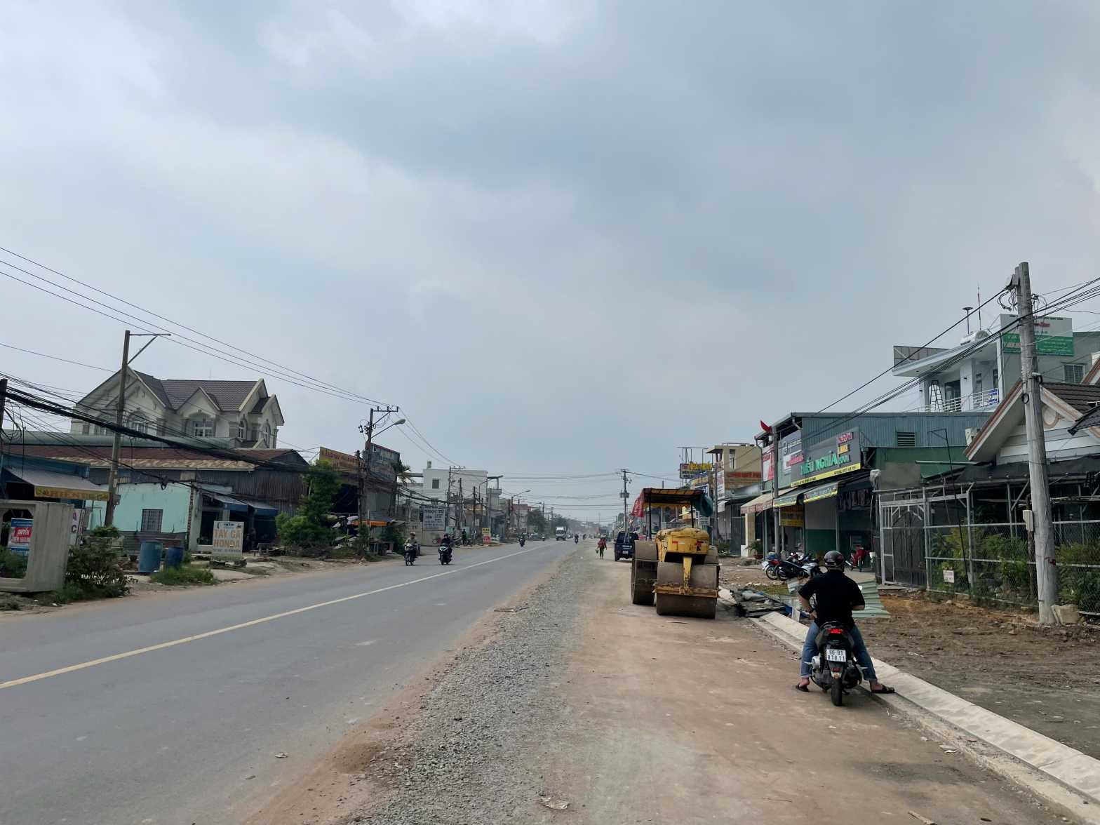 Chieu tu Binh Chuan ve cau Tan Khanh da di doi luoi dien va giai phong gan het mat bang. Anh: Dinh Trong