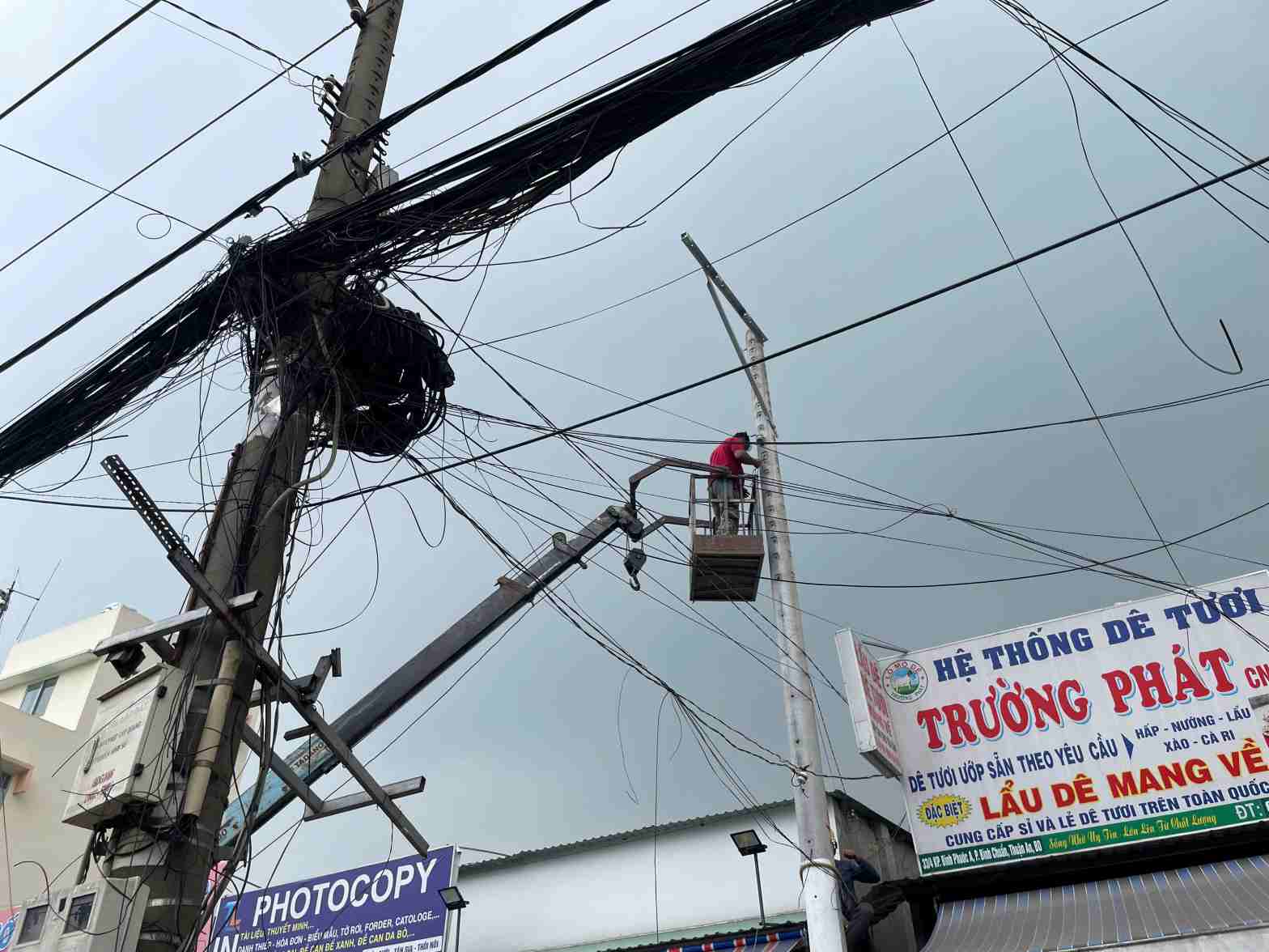 Hien cac don vi dang tich cu di doi luoi dien. Anh: Dinh Trong