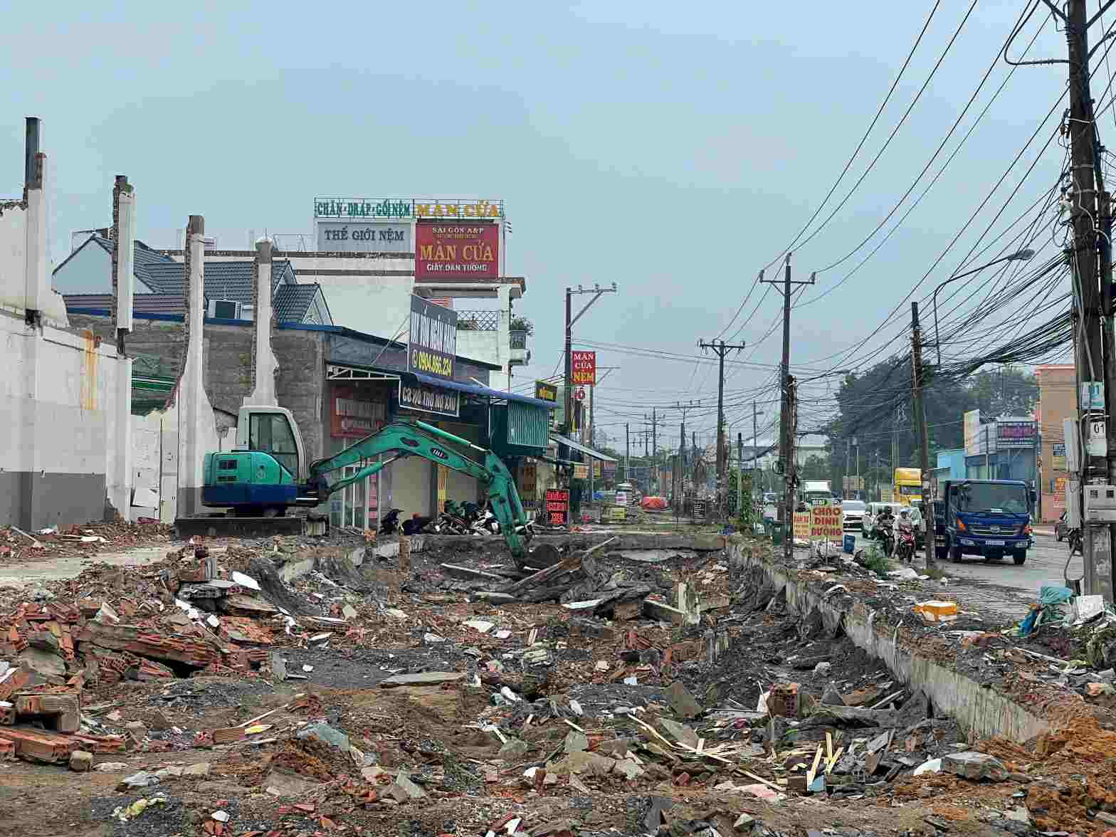 O chieu tu cau Tan Khanh ve nga tu Binh Chuan dang duoc thao go cac cong trinh va di doi luoi dien. Anh: Dinh Trong