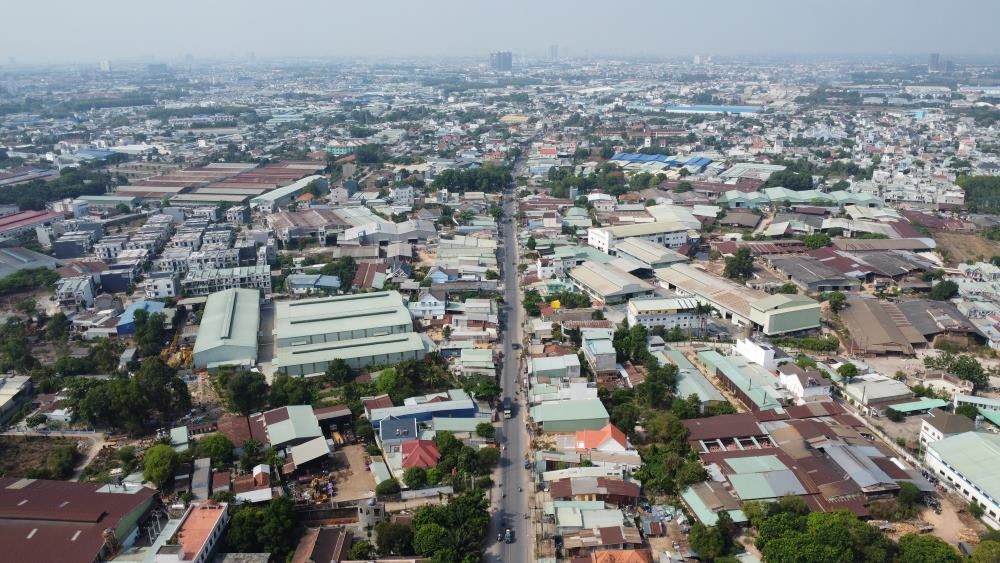 Nhieu khu dan cu rong lon hai ben tuyen duong nay. Anh: Dinh Trong