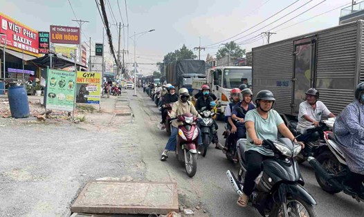 Tuyến đường Lý Tự Trọng đoạn ngã tư Bình Chuẩn đang được nâng cấp mở rộng. Ảnh: Đình Trọng