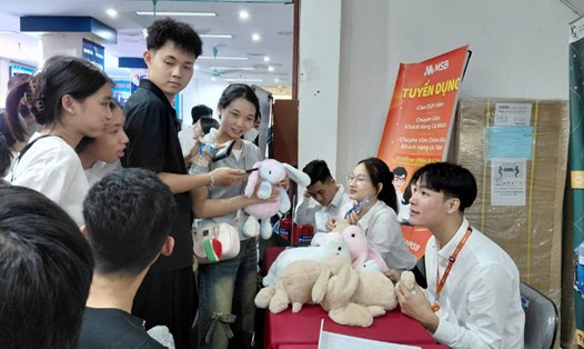 Theo Trung tâm Dịch vụ việc làm Hà Nội, nhân lực ngành thương mại - dịch vụ được dự báo tăng trưởng tuyển dụng 4-5% trong tháng 10.2025. Ảnh: Quỳnh Chi