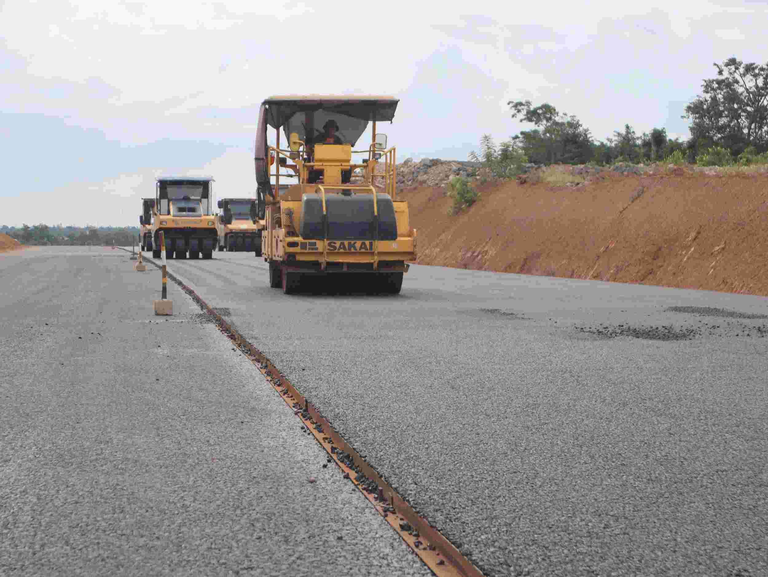 Asphalt concrete paving contractor on Khanh Hoa - Buon Ma Thuot Expressway. Photo: Lam Hong