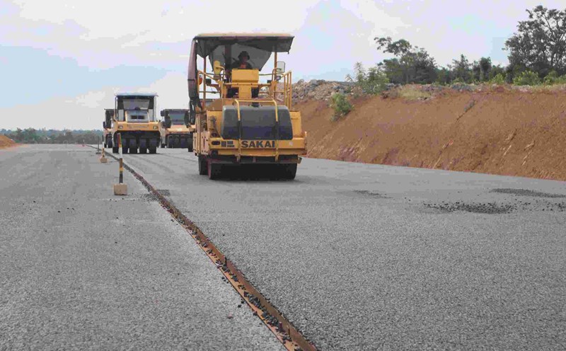 Asphalt concrete paving contractor on Khanh Hoa - Buon Ma Thuot Expressway. Photo: Lam Hong