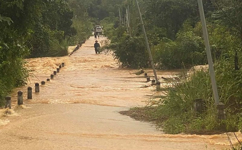 A traffic project was flooded in the old Binh Lieu district. Photo: Dieu Hoang