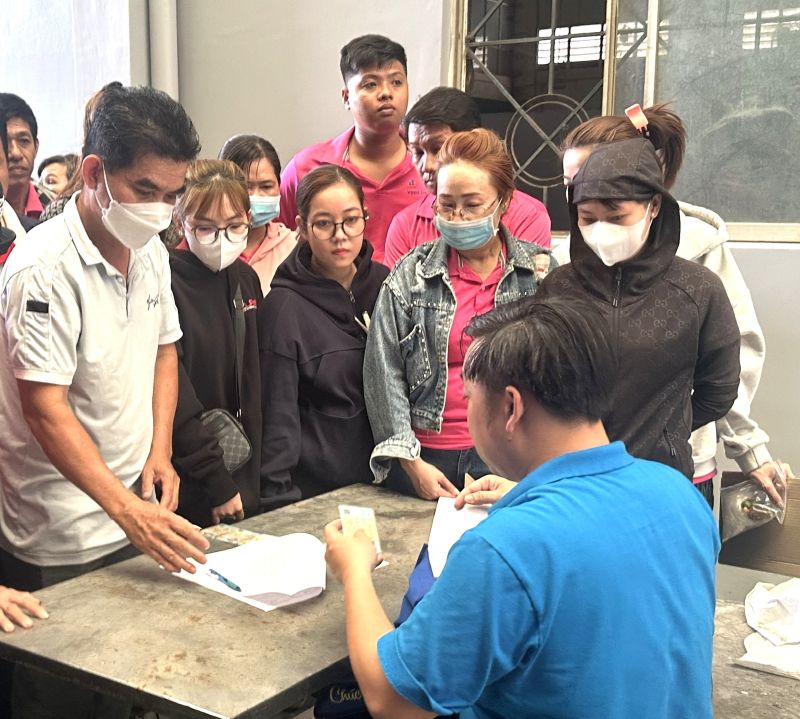 Nguoi lao dong cua Cong ty Vinh Thong nhan tien ho tro do LDLD TPHCM trao tang. Anh: Duc Long 