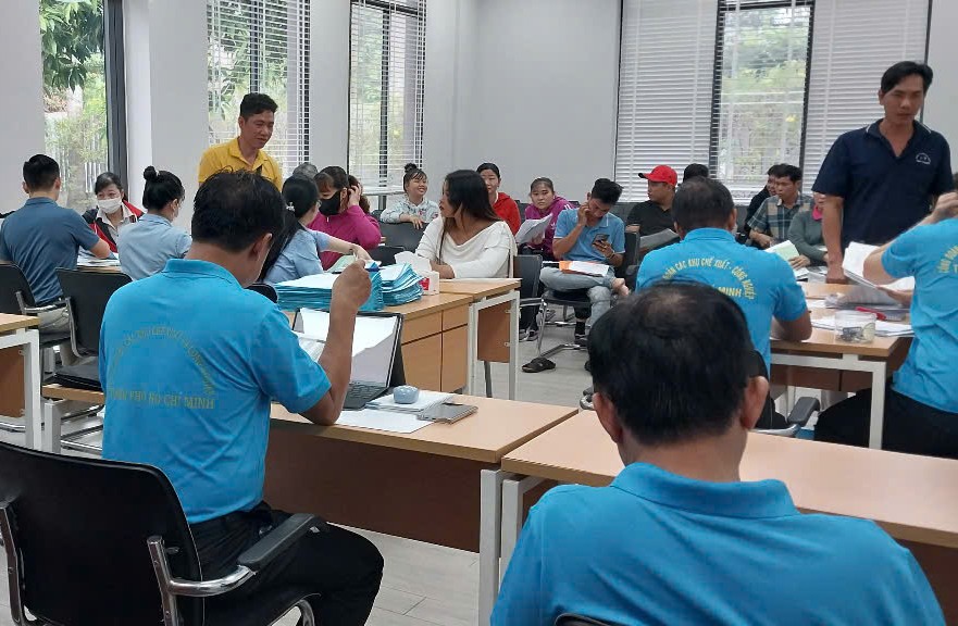 Les employes de la societe Vinh Thong ont autorise les cadres syndicaux de la Federation du travail de Ho Chi Minh-Ville a poursuivre l'entreprise pour dette salariale et retard de paiement de l'assurance sociale. Photo : Nam Duong
