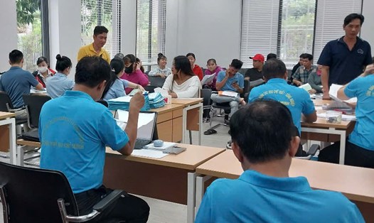 Người lao động Công ty Vinh Thông ủy quyền cho cán bộ công đoàn của LĐLĐ TPHCM để khởi kiện doanh nghiệp vì bị nợ lương, chậm đóng BHXH. Ảnh: Nam Dương