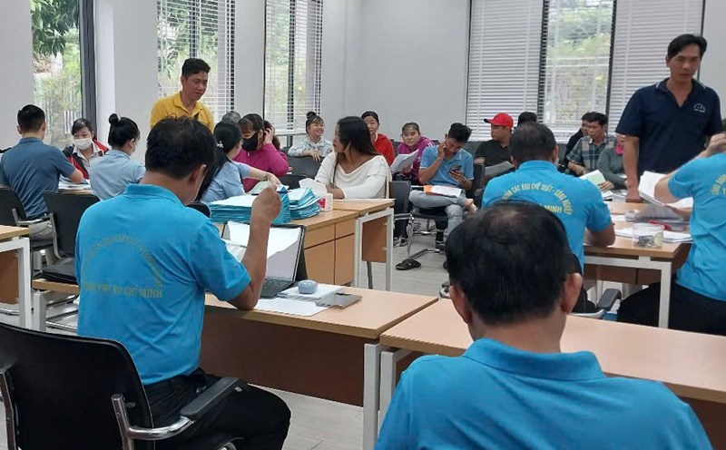 Los trabajadores de la empresa Vinh Thong autorizan a los funcionarios sindicales de la LDLD de la ciudad de Ho Chi Minh a demandar a la empresa por deudas salariales y retrasos en el pago del seguro social. Foto: Nam Duong