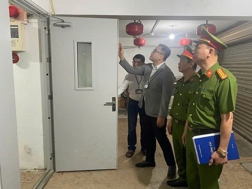 The authorities inspect fire prevention and fighting. Photo: Dung Vu