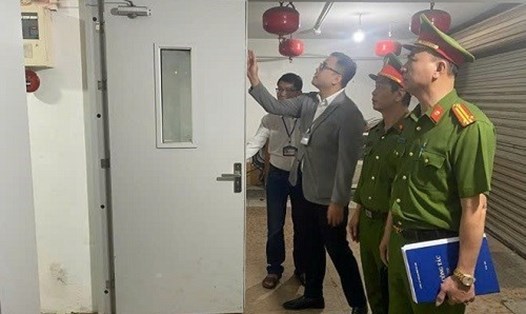 Lực lượng chức năng kiểm tra phòng cháy chữa cháy. Ảnh: Dũng Vũ