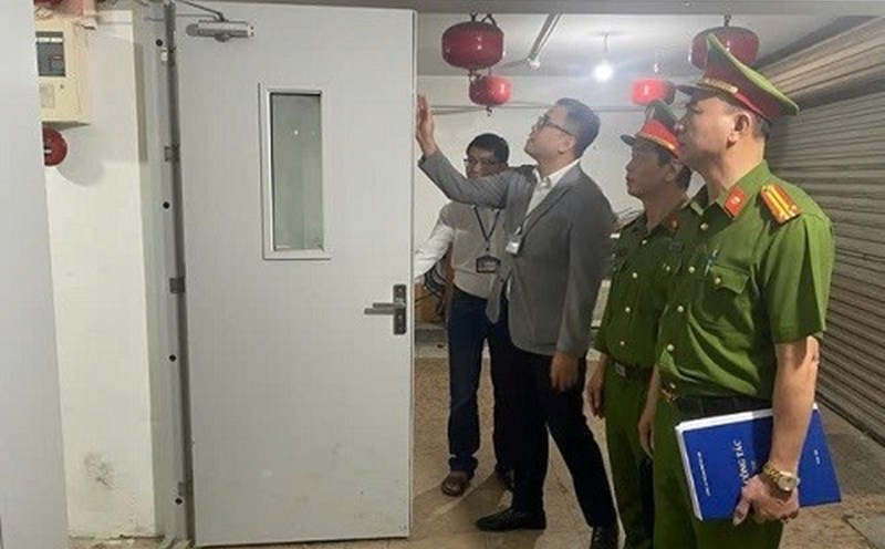 The authorities inspect fire prevention and fighting. Photo: Dung Vu