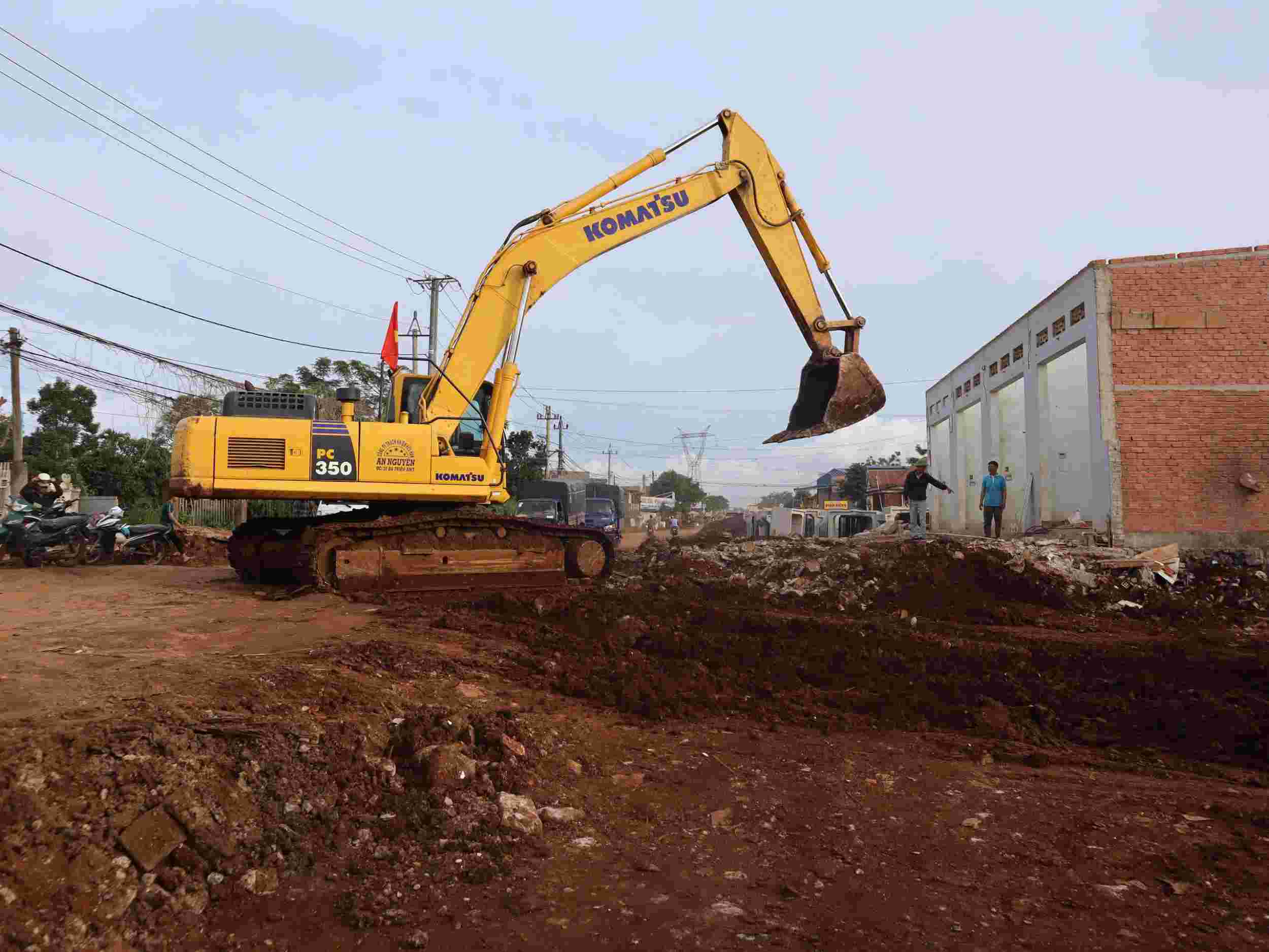 Contractors implementing construction at the East bypass project of Buon Ma Thuot City. Photo: Lam Hong