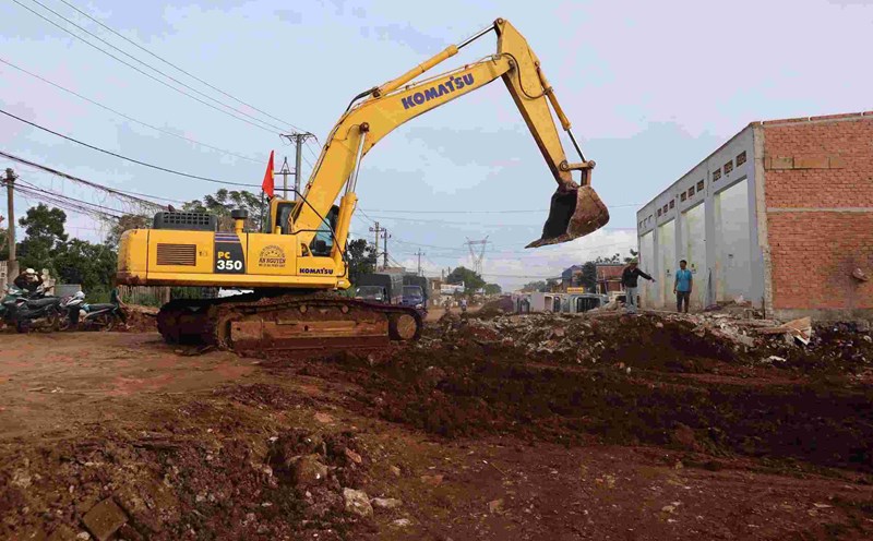 Contractors implementing construction at the East bypass project of Buon Ma Thuot City. Photo: Lam Hong