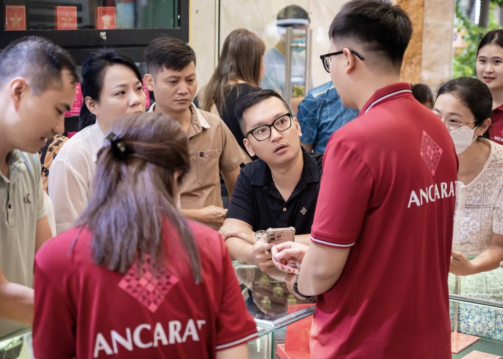 Gan day nhieu nguoi tim den bac nhu mot kenh thay the khi qua kho mua vang. Tuy nhien, do nhu cau tang cao, nhieu cua hang bac dang phai tra hang cham, tham chi dung nhan don hang moi. Anh: Thuy Van