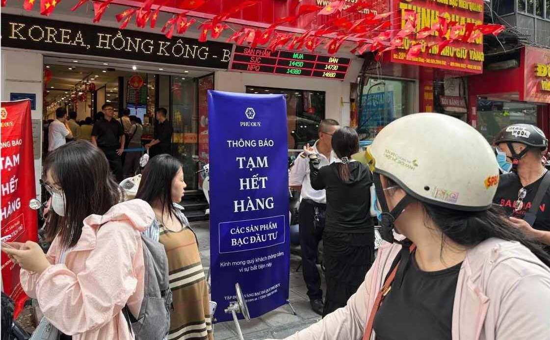 Ngay 15.10, nhieu nguoi den cua hang vang bac da quy tai Ha Noi de mua bac. Anh: Phuong Anh
