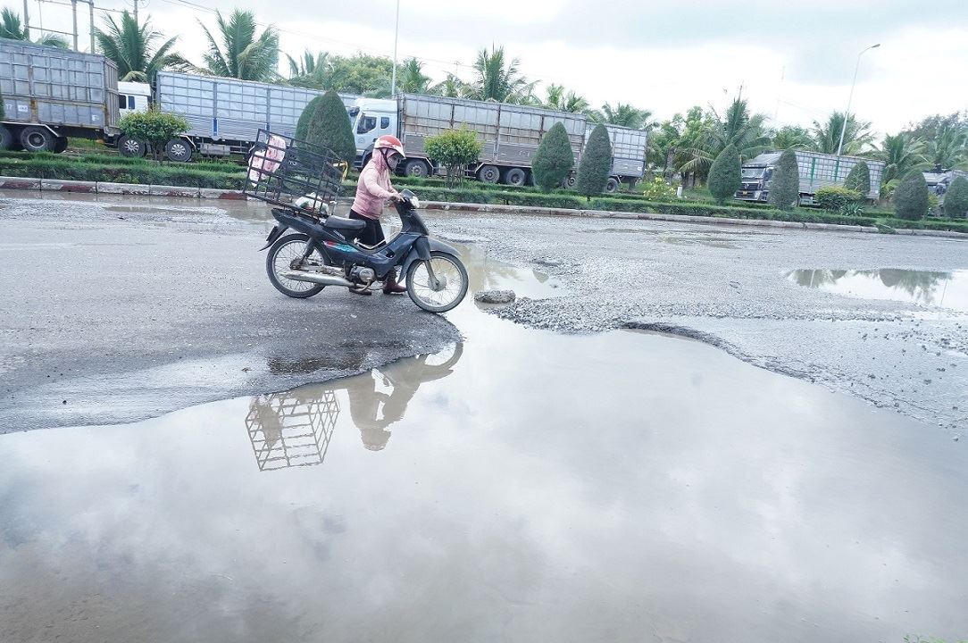 So te nga vi o voi, o ga tren Quoc lo 24C, nguoi di duong xuong xe dat bo. Anh: Vien Nguyen