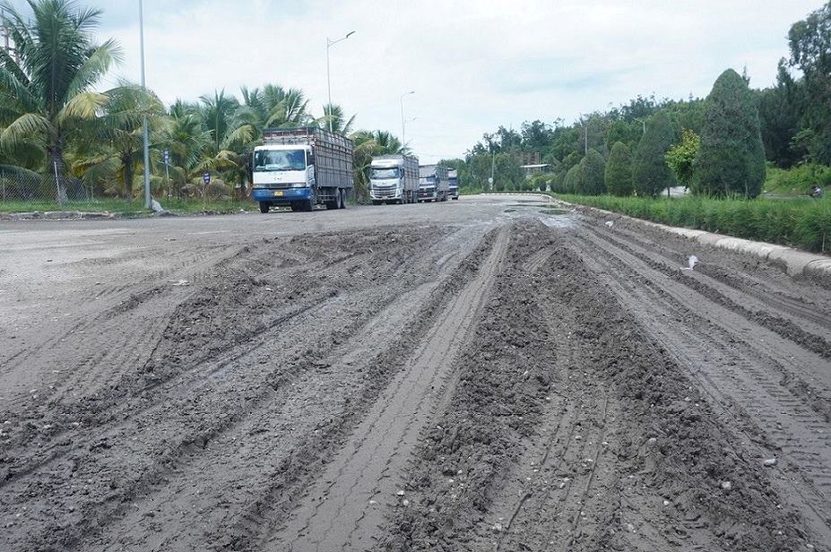 National Highway 24C, the section passing through Van Tuong Commune (Quang Ngai Province), has seriously degraded. The asphalt road surface was dug up by trucks, turning into a muddy dirt road. Photo: Vien Nguyen