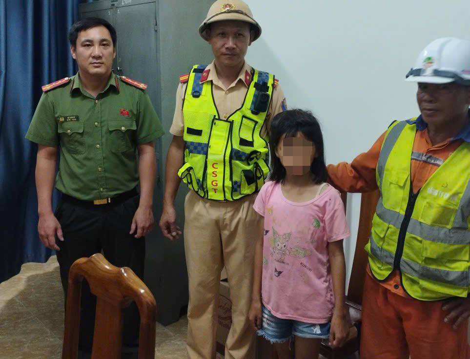 M 어린이는 고속도로 순찰대에 의해 친척에게 인도하기 위해 Cam Trung 코뮌 경찰에 인계되었습니다. 사진: 교통 경찰국.