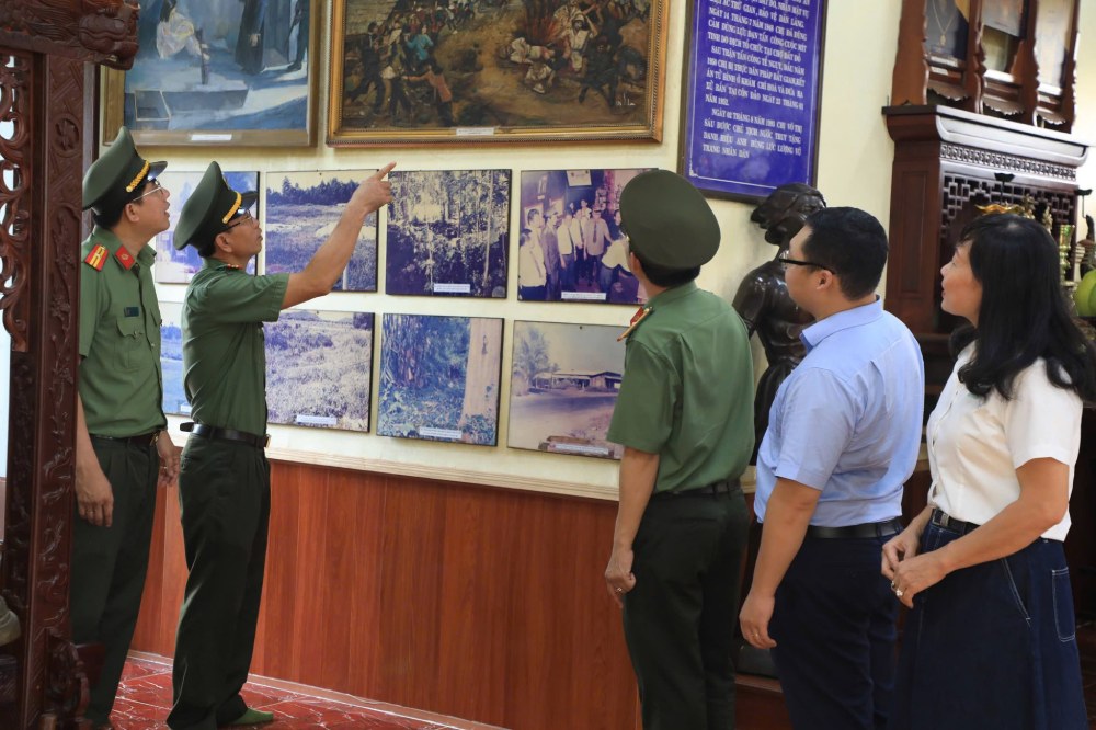 La delegation du syndicat de police de Ho-Chi-Minh-Ville vient d'organiser la distribution de fleurs et de bougies en memoire des heros martyrs et des heros des forces armees populaires Vo Thi Sau. Photo : Quang Huy